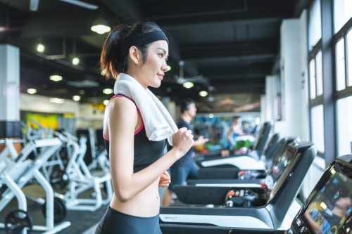 摄图网_501100139_瘦身女性健身房形象(企业商用)_副本